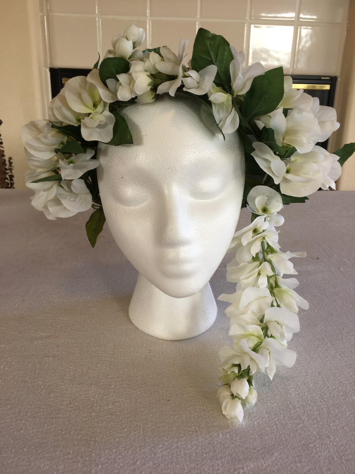 Cascade Wreath - White w/ leaves