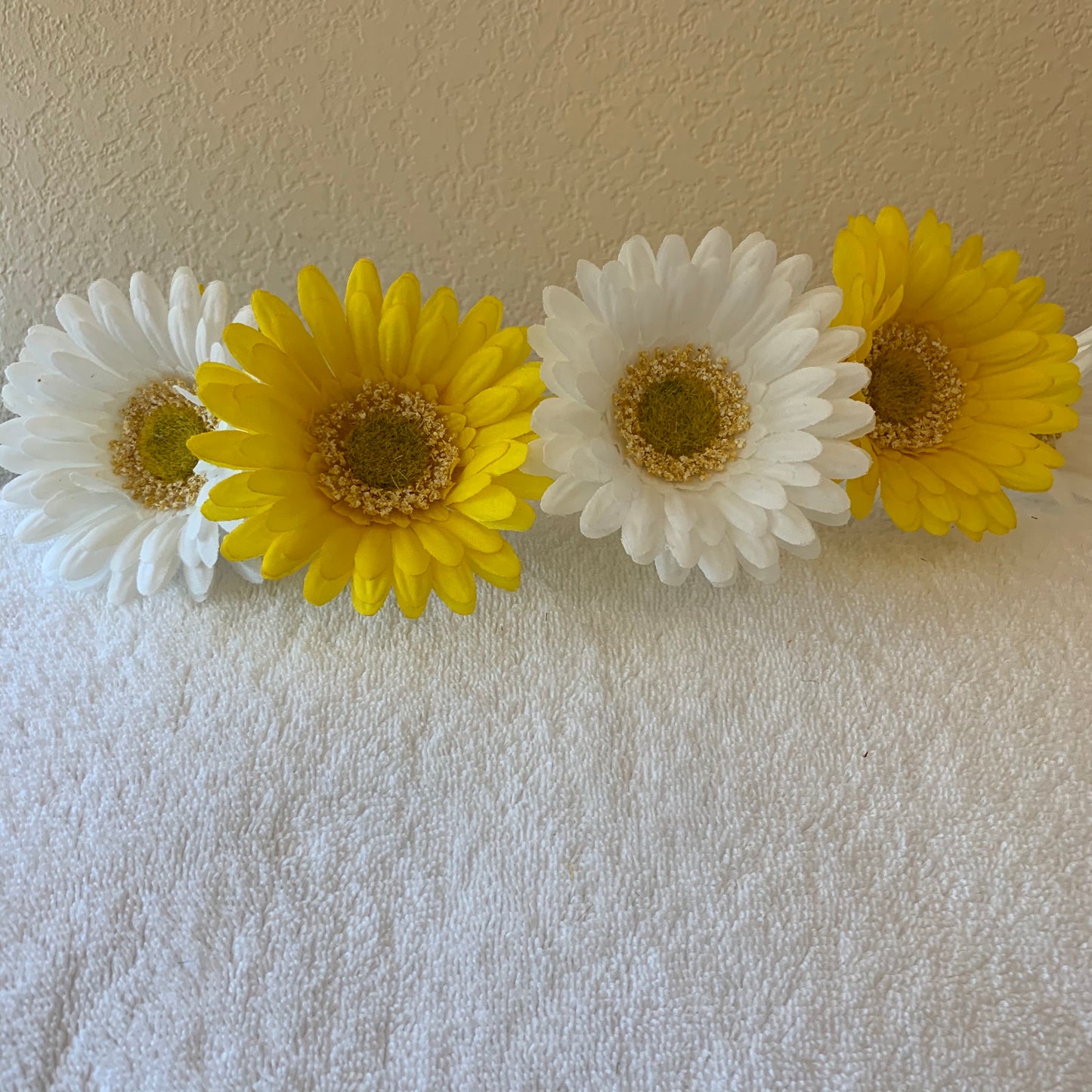 Large Wreath Lighted - Yellow and White Daisies