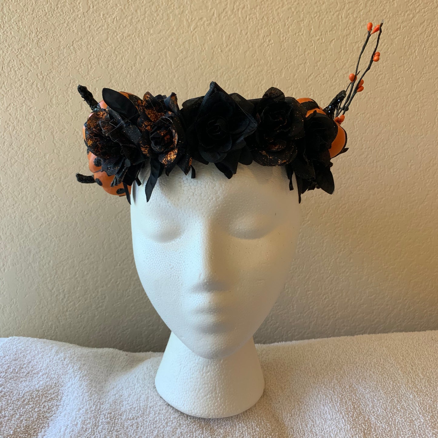 Medium Wreath -Black & orange Halloween (2 pumpkins)