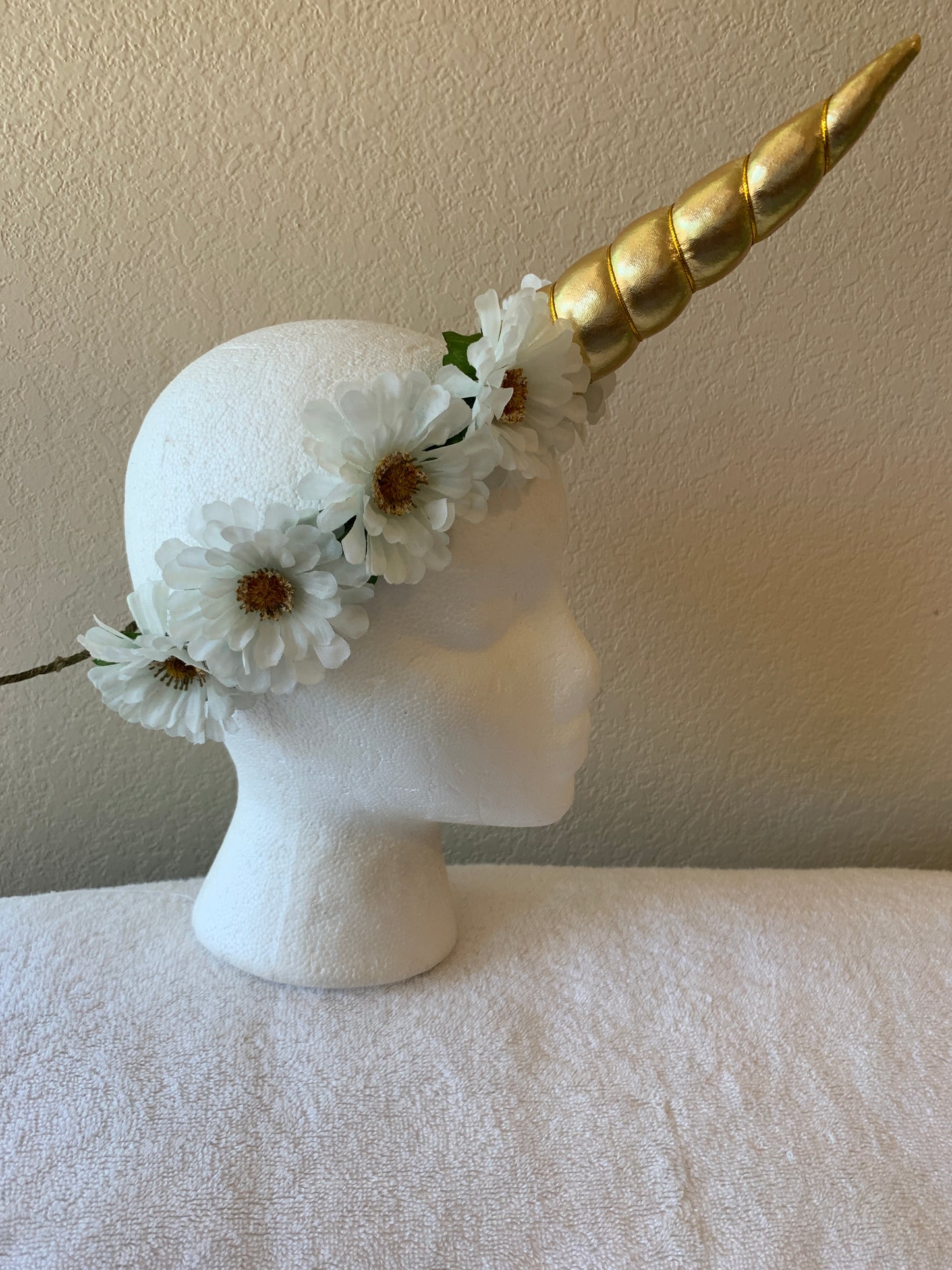 Medium Wreath - White Daisy Unicorn