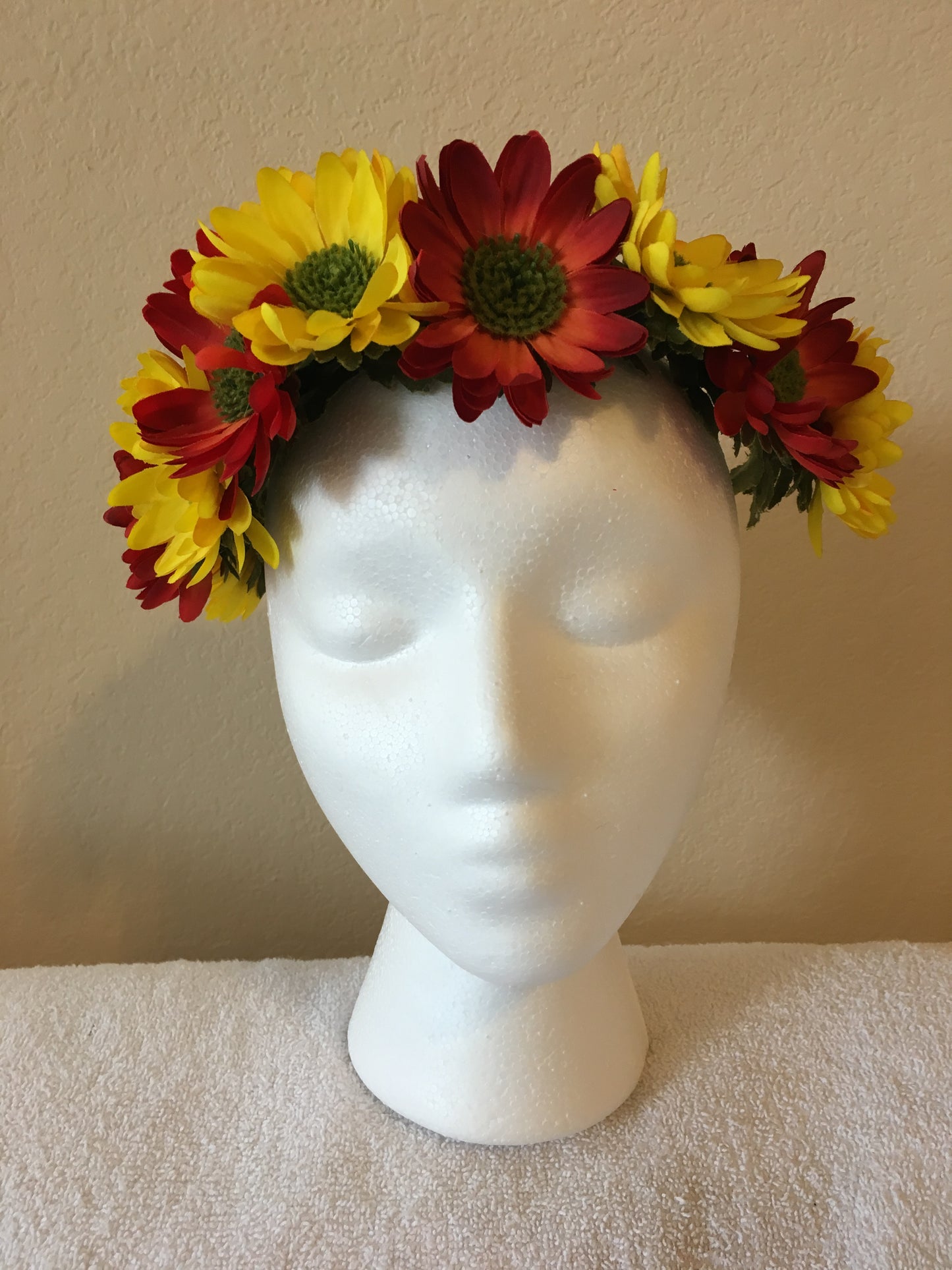 Medium Wreath - Red & yellow daisies w/ green centers