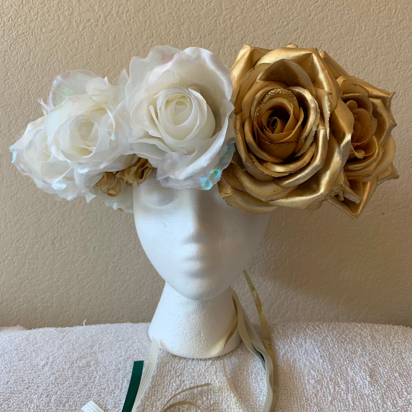 XL Fantasy Wreath - Gold & shiny net white roses