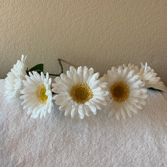 Large Wreath Lighted - All White Daisies