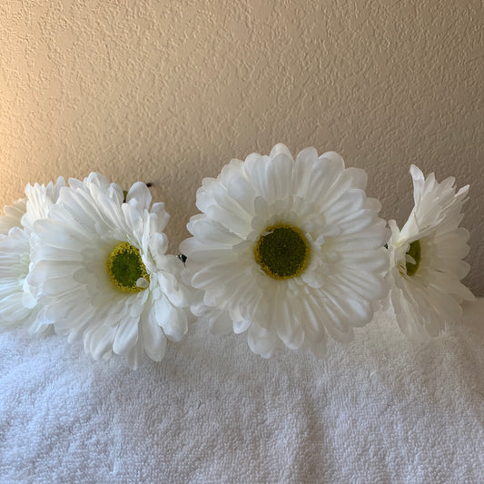 Large Wreath Lighted - All White Daisies