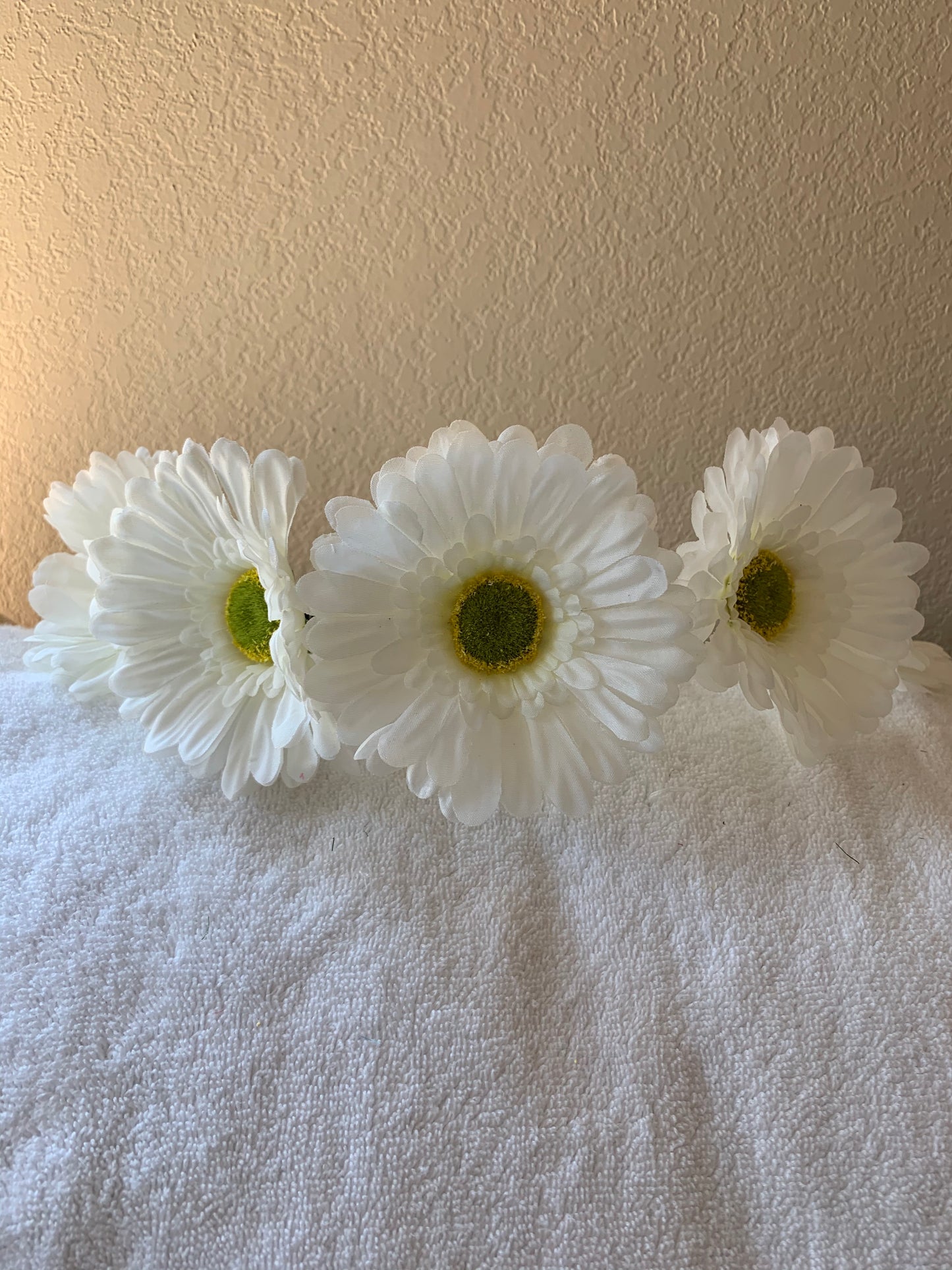 Large Wreath Lighted - All White Daisies