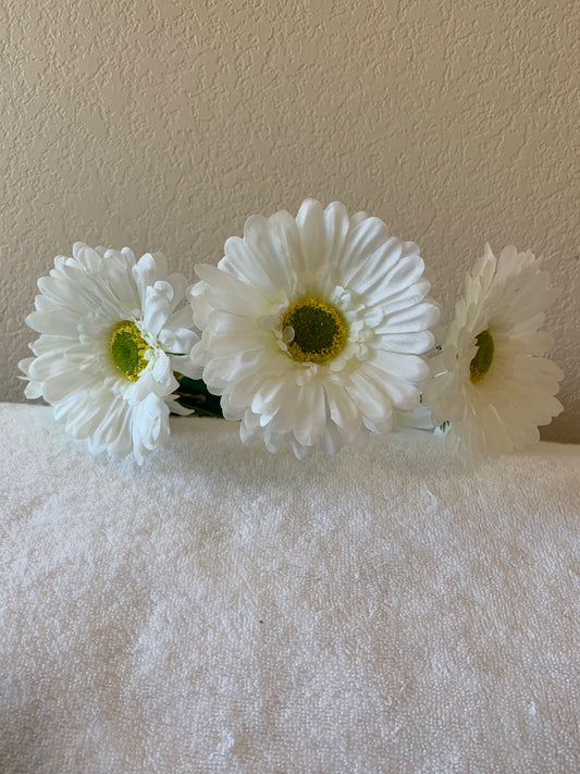 Large Wreath Lighted - All White Daisies