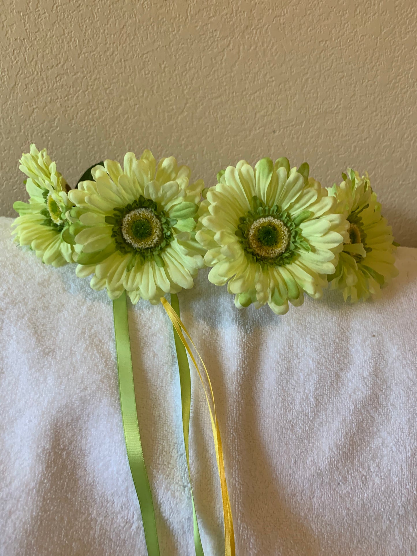 Large Wreath Lighted - All Green Daisies