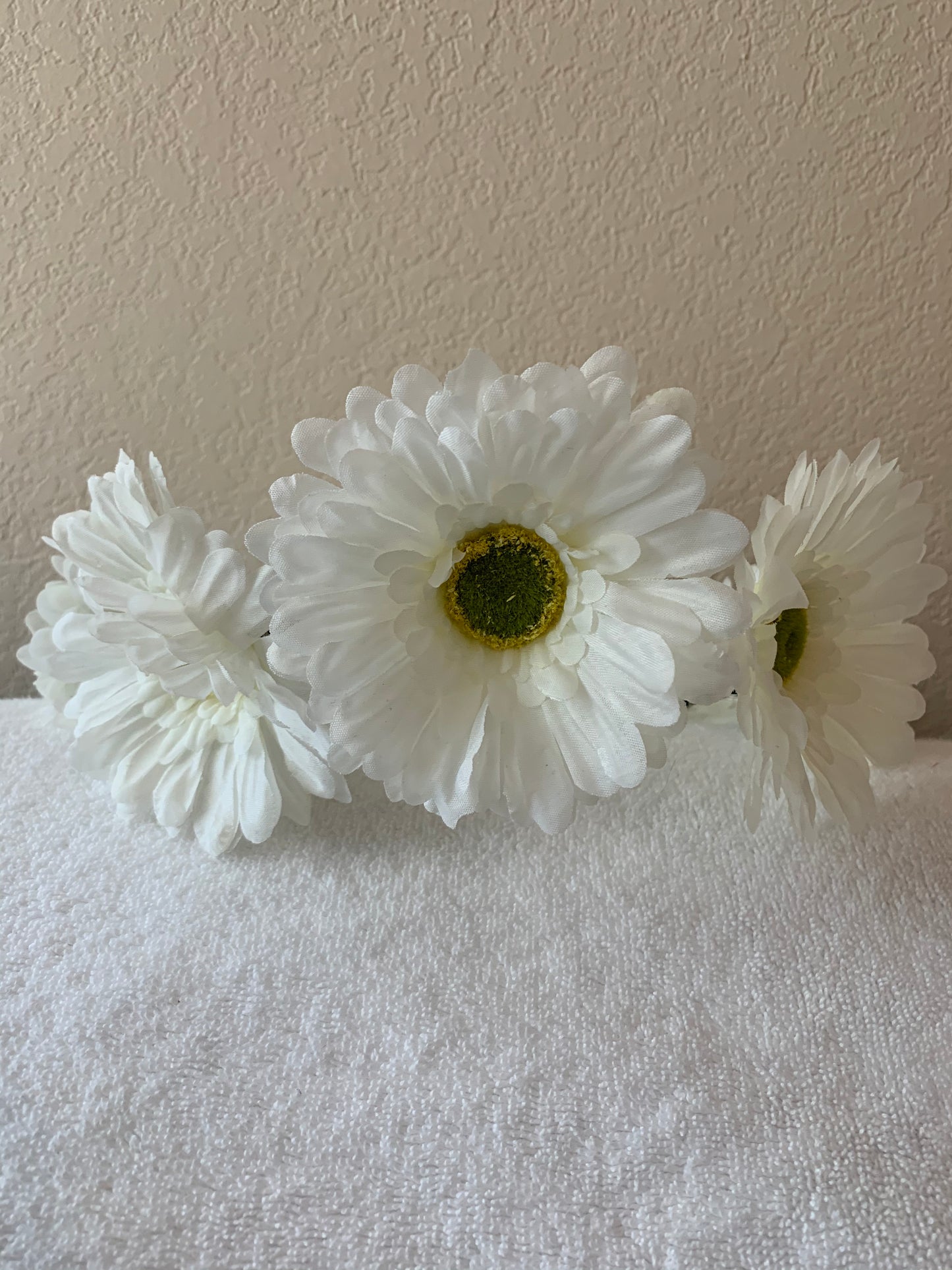Large Wreath Lighted - All White Daisies
