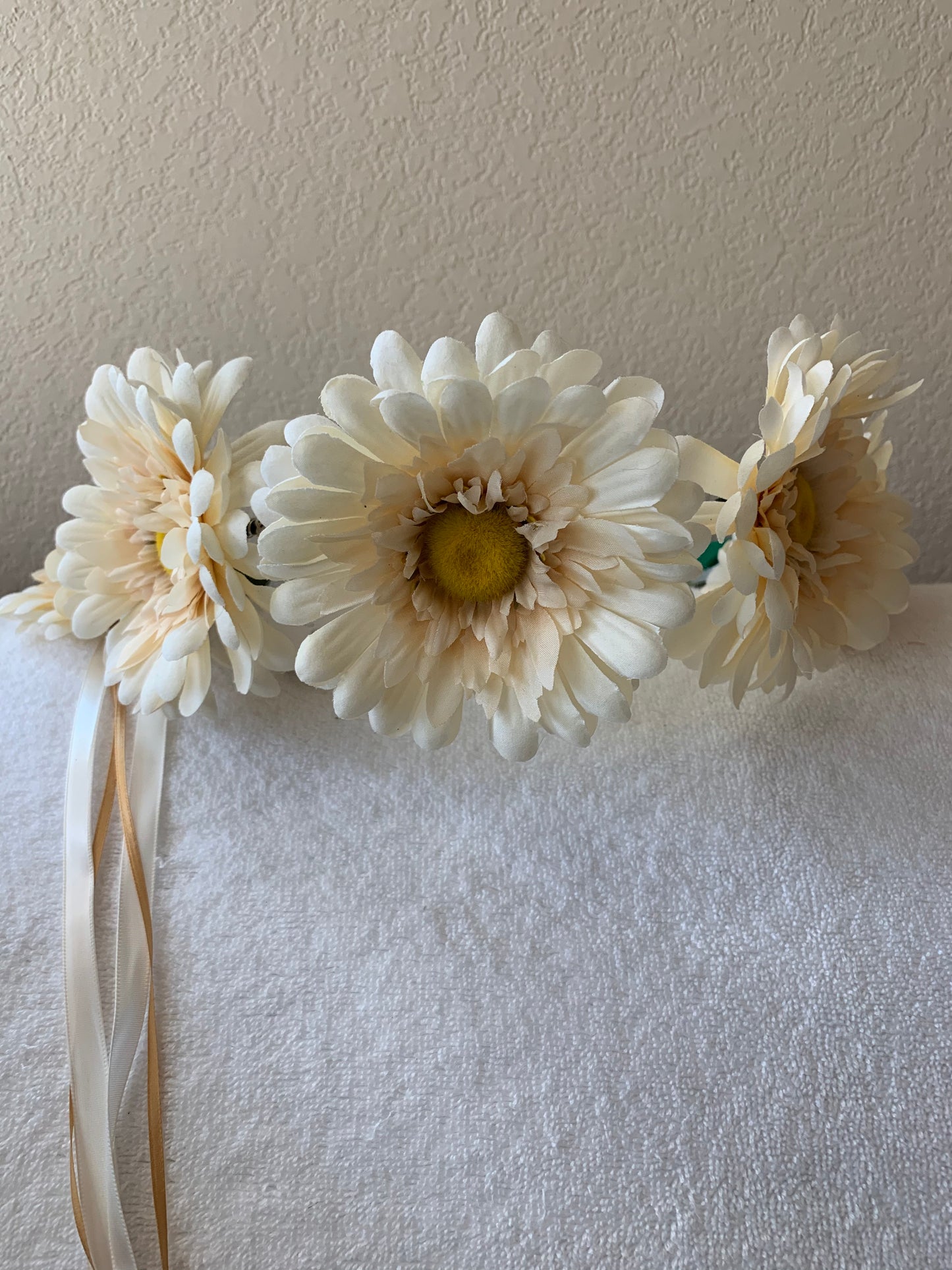 Large Wreath Lighted - All Beige Daisies with Yellow Centers