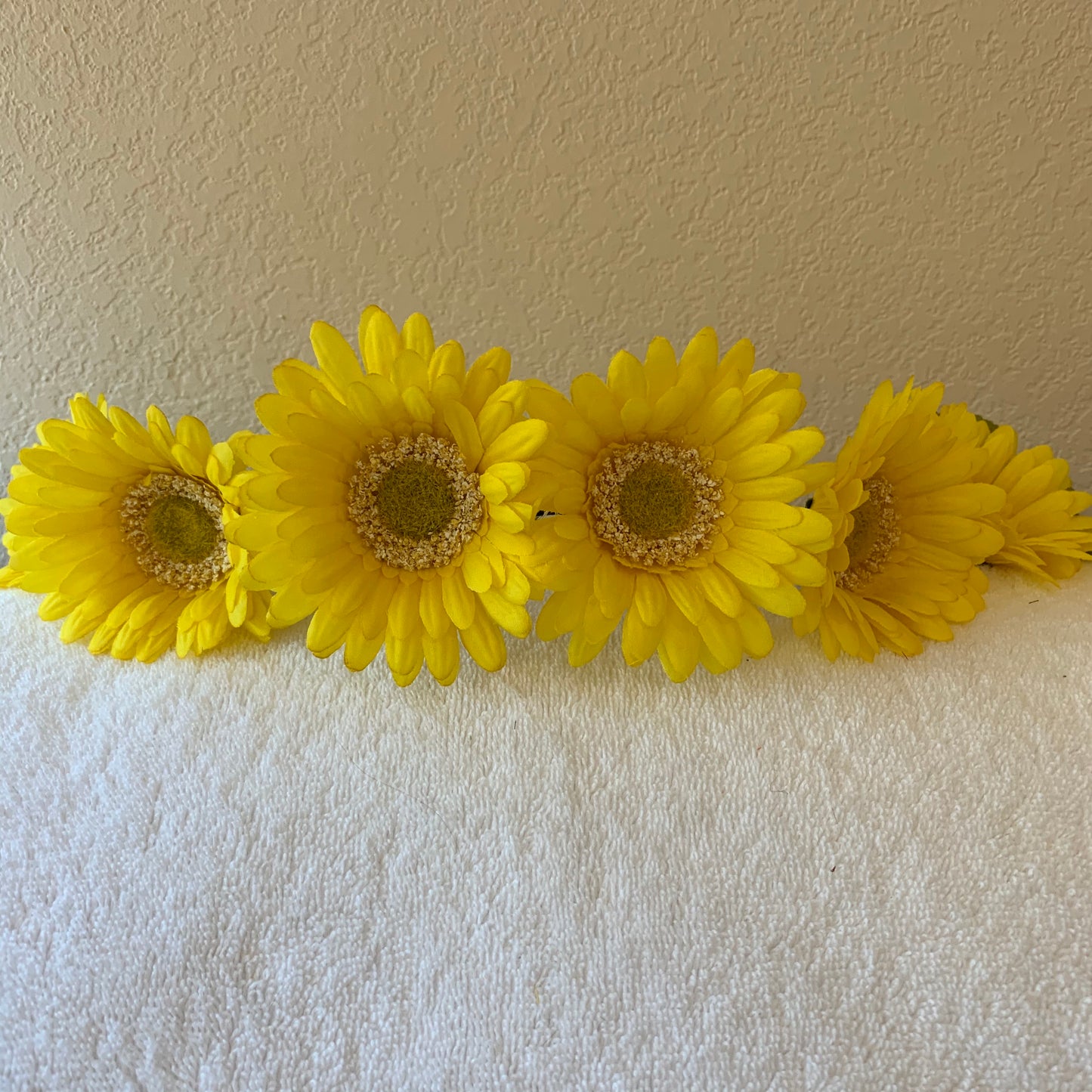 Large Wreath Lighted - All Yellow Daisies