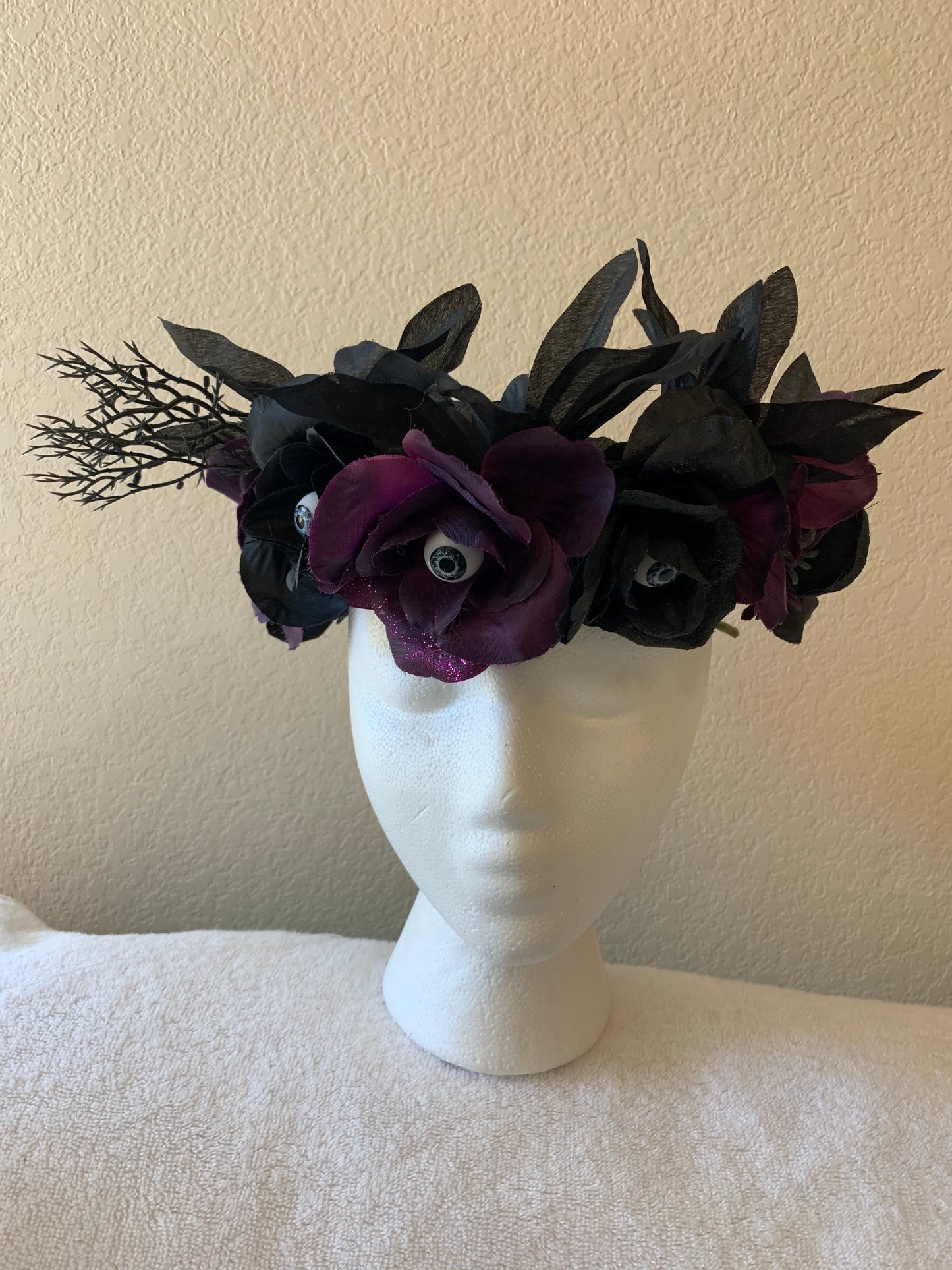 Large Wreath- Black and Purple with Eyes Flowers