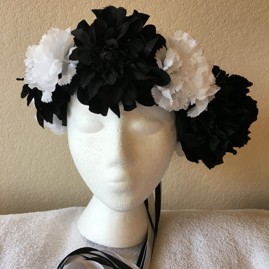 Large Wreath - Black & white flowers