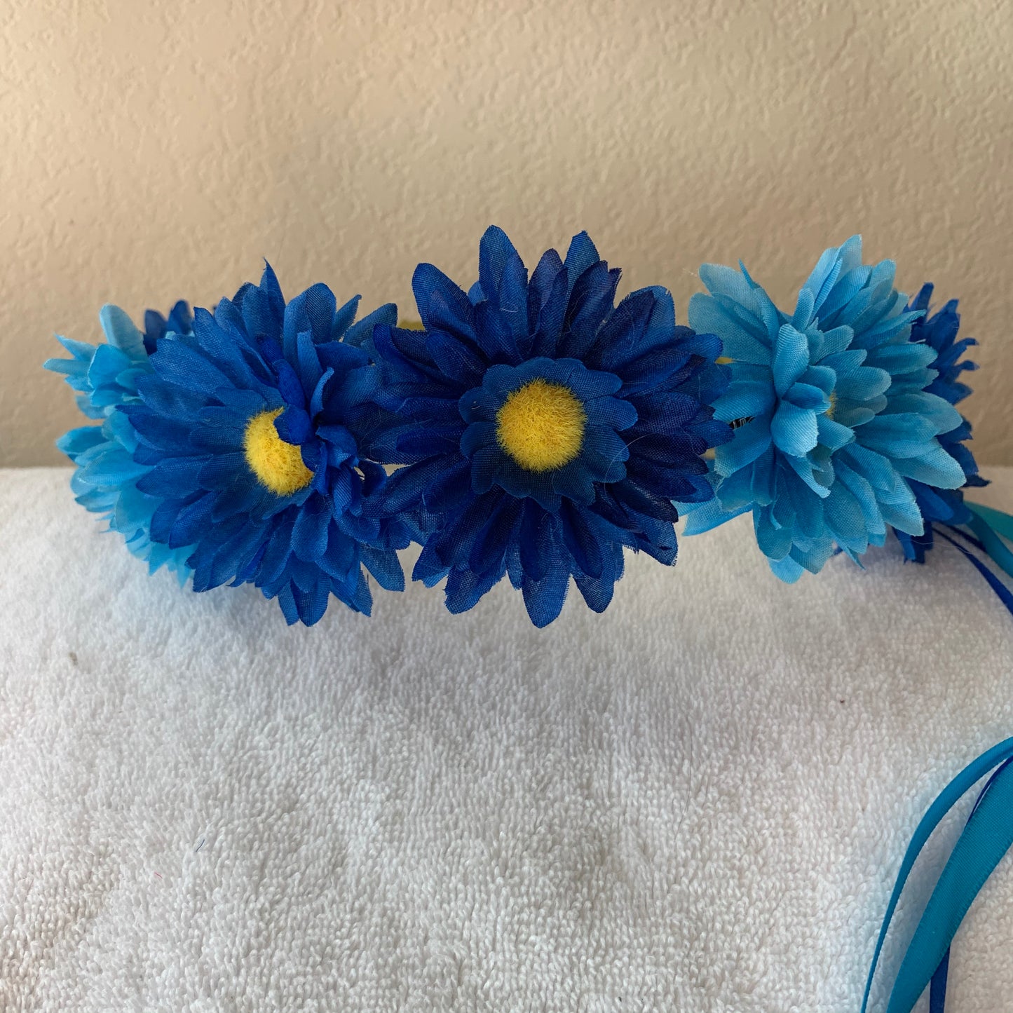 Medium Wreath Lighted - Light Blue and Dark Daisies