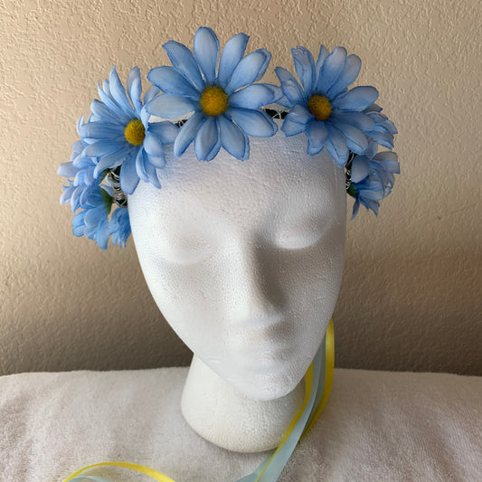 Medium Wreath Lighted - Light Blue Daisies