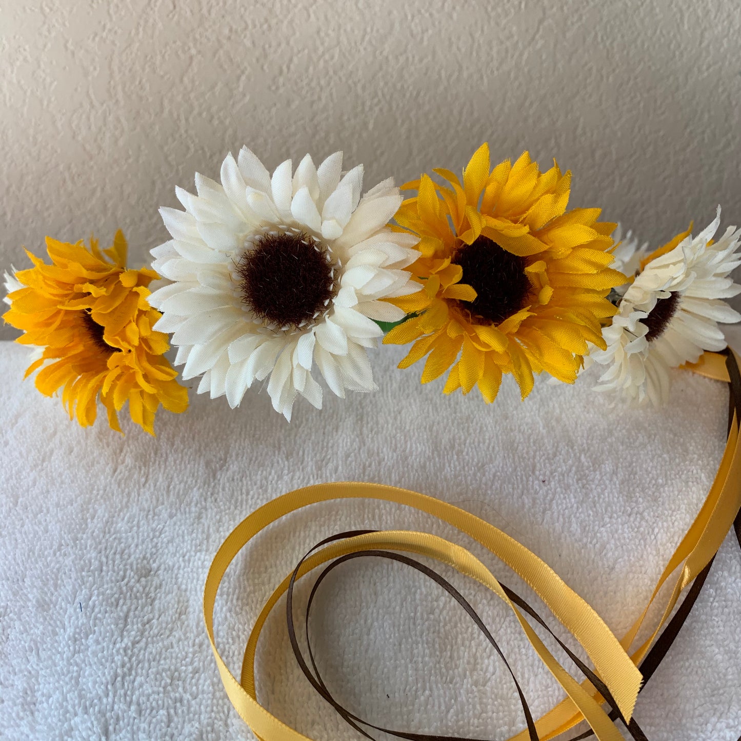 Medium Wreath Lighted - Yellow and Off White Fluffy Daisies