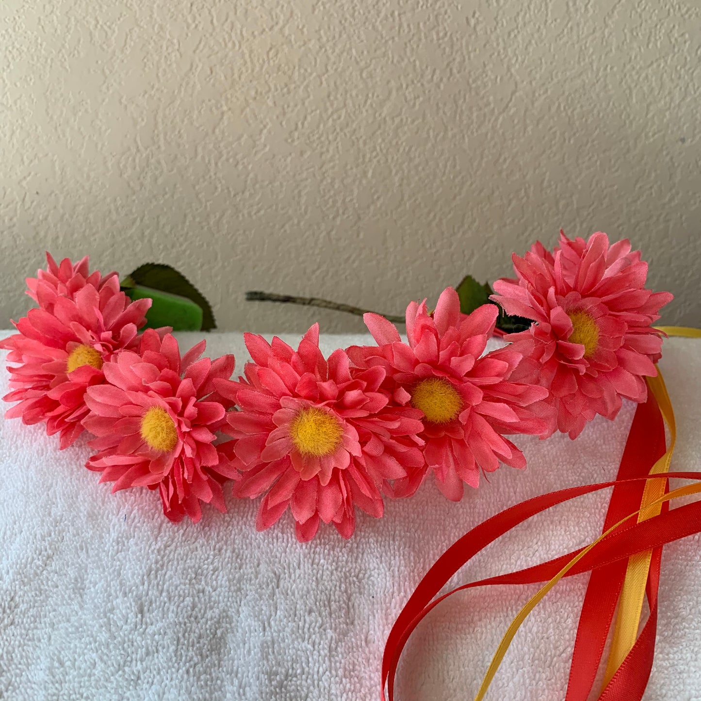 Medium Wreath Lighted - Pink Daisies
