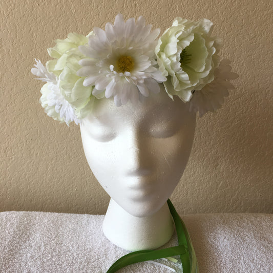 Medium Wreath - Big white daisies & pale green flowers