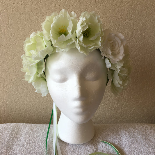Medium Wreath - Pale green flowers w/ white rose