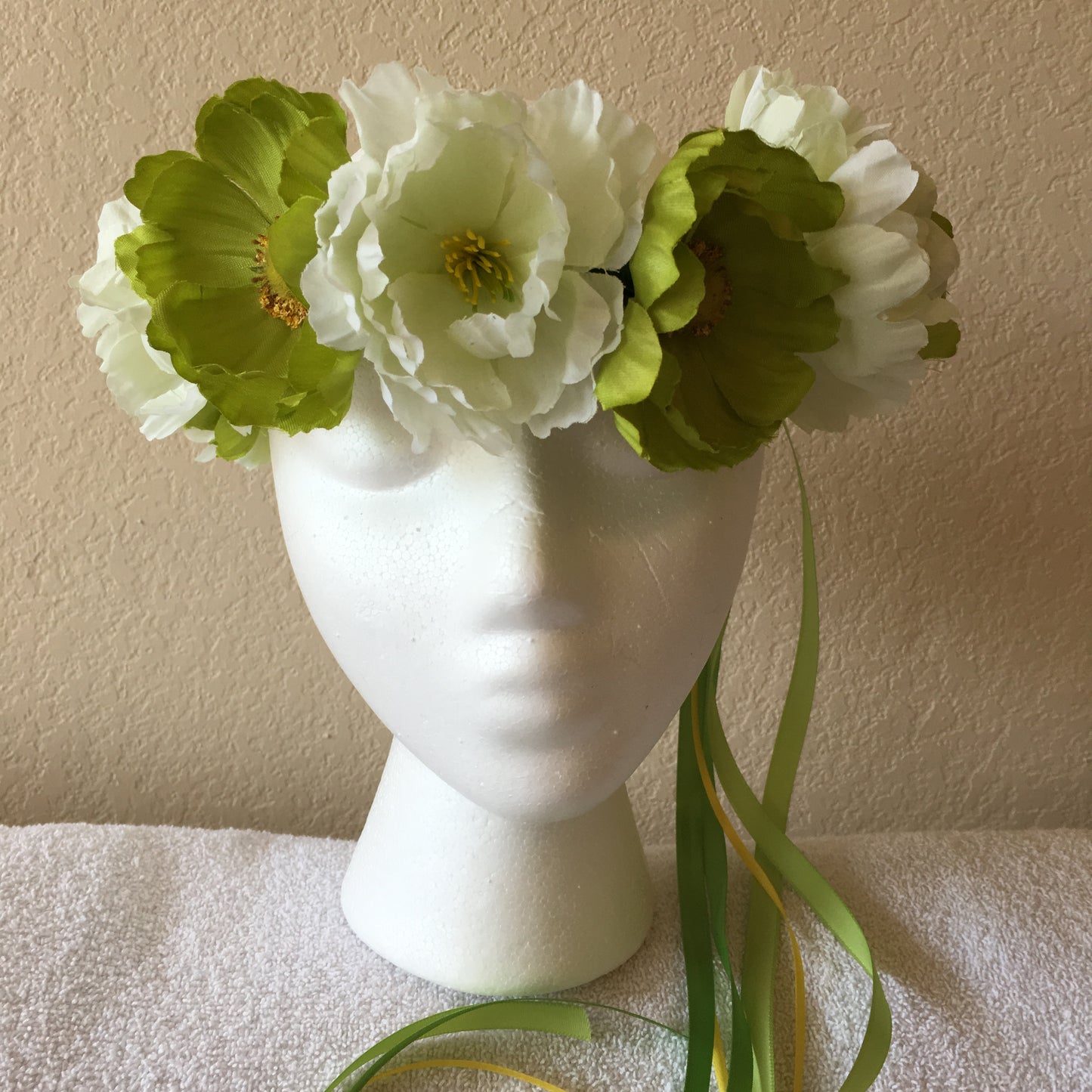 Medium Wreath - Bright green & pale green flowers