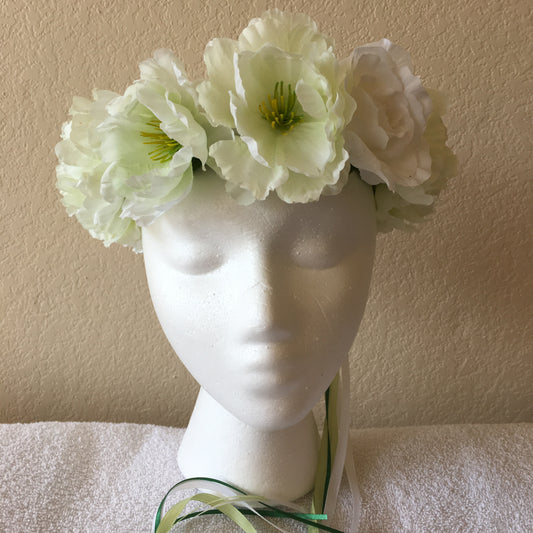 Medium Wreath - Pale green flowers w/ white rose