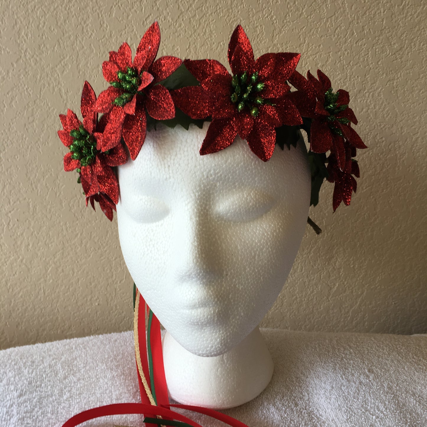 Medium Wreath - Red sparkly poinsettia