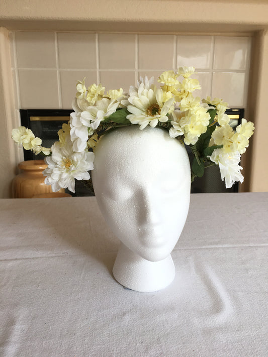 Medium Wreath - White & pale yellow
