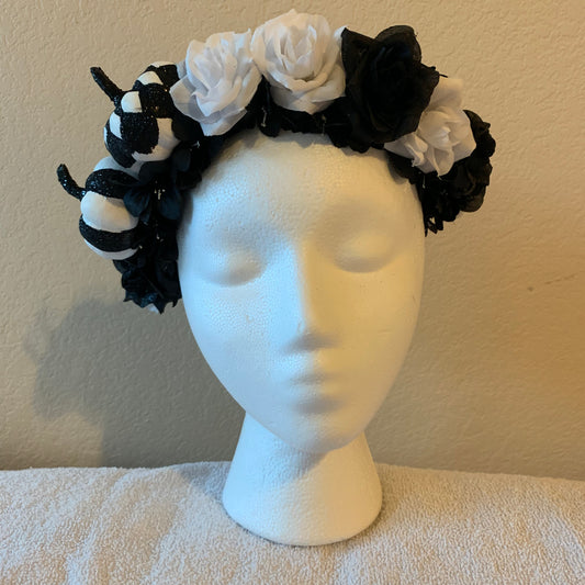 Medium Wreath -Black & white Halloween (2 pumpkin)