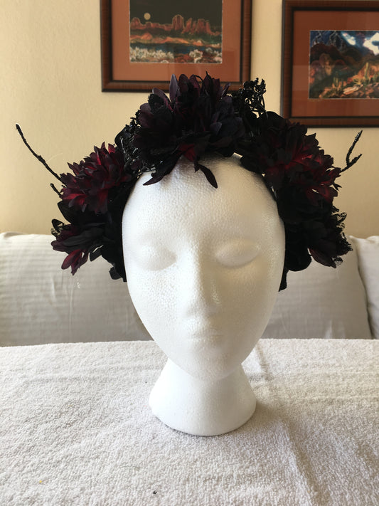 Medium Wreath - Black w/ red hues