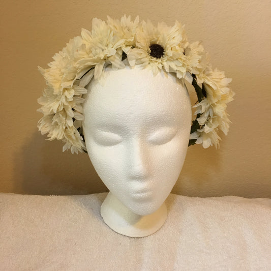 Medium Wreath - White fluffs & daisies w/ brown centers
