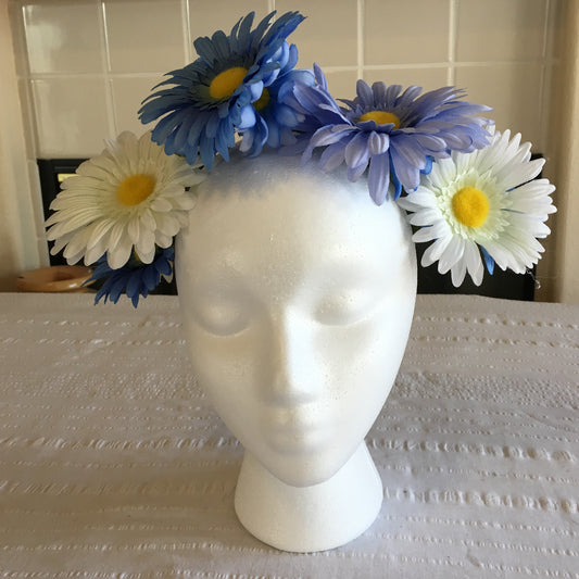 Medium Wreath - Blue & white daisies