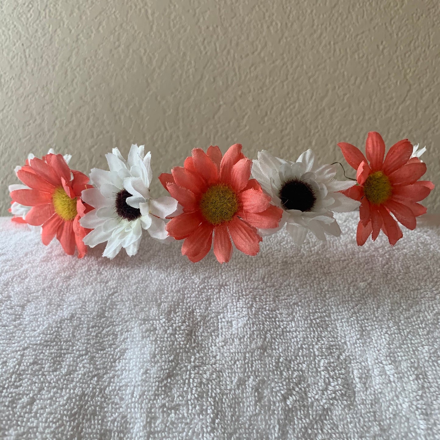 Small Wreath Lighted - Peach and White Pointy Daisies