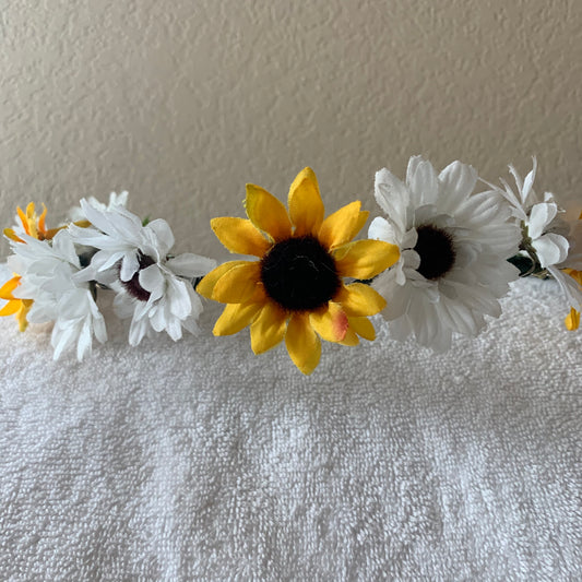 Small Wreath Lighted - White Pointy Daisies with Yellow Sunflowers