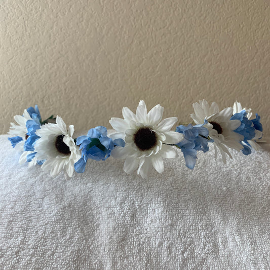 Small Wreath Lighted - White Pointy Daisies with Light Blue Buds