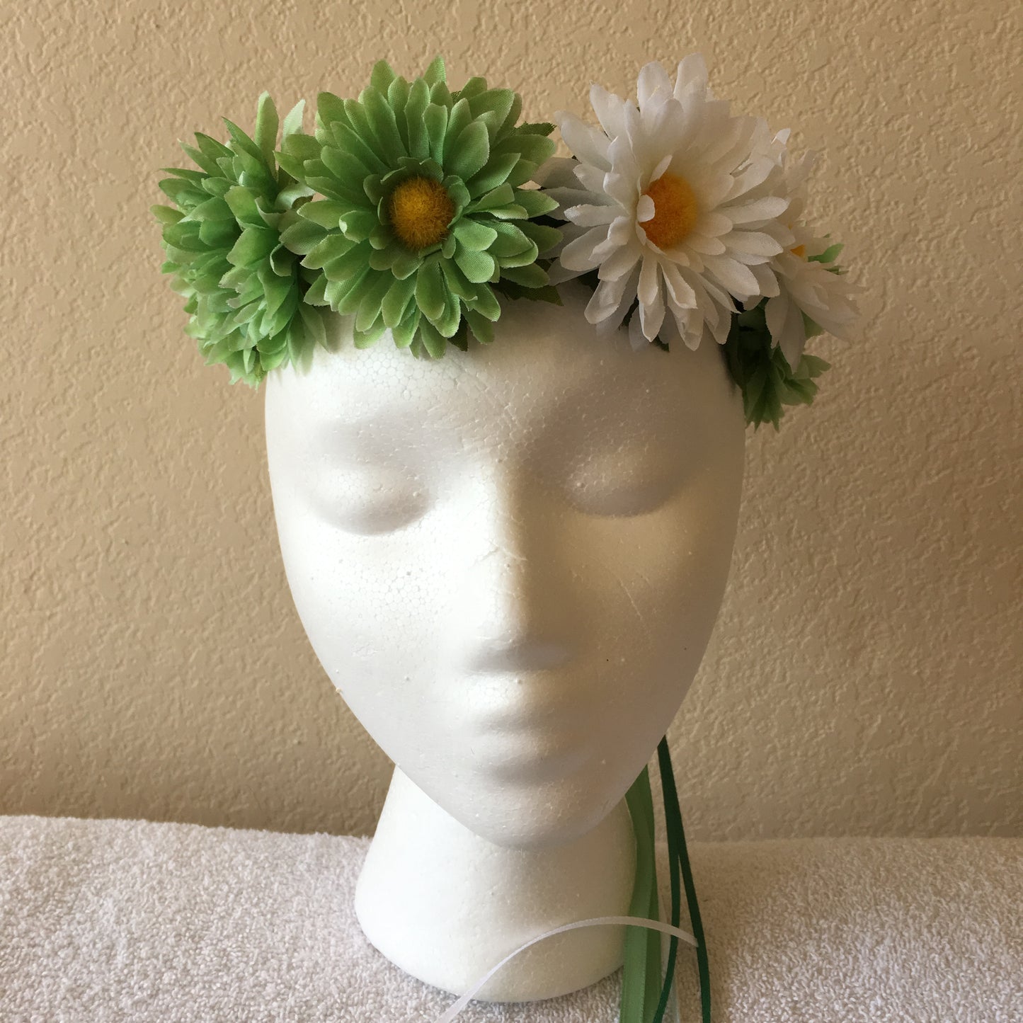 Small Wreath - Green daisies w/ two white accent daisies