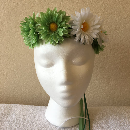 Small Wreath - Green daisies w/ two white accent daisies