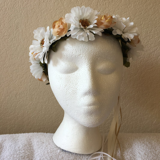 Small Wreath - White daisies w/ beige rose buds