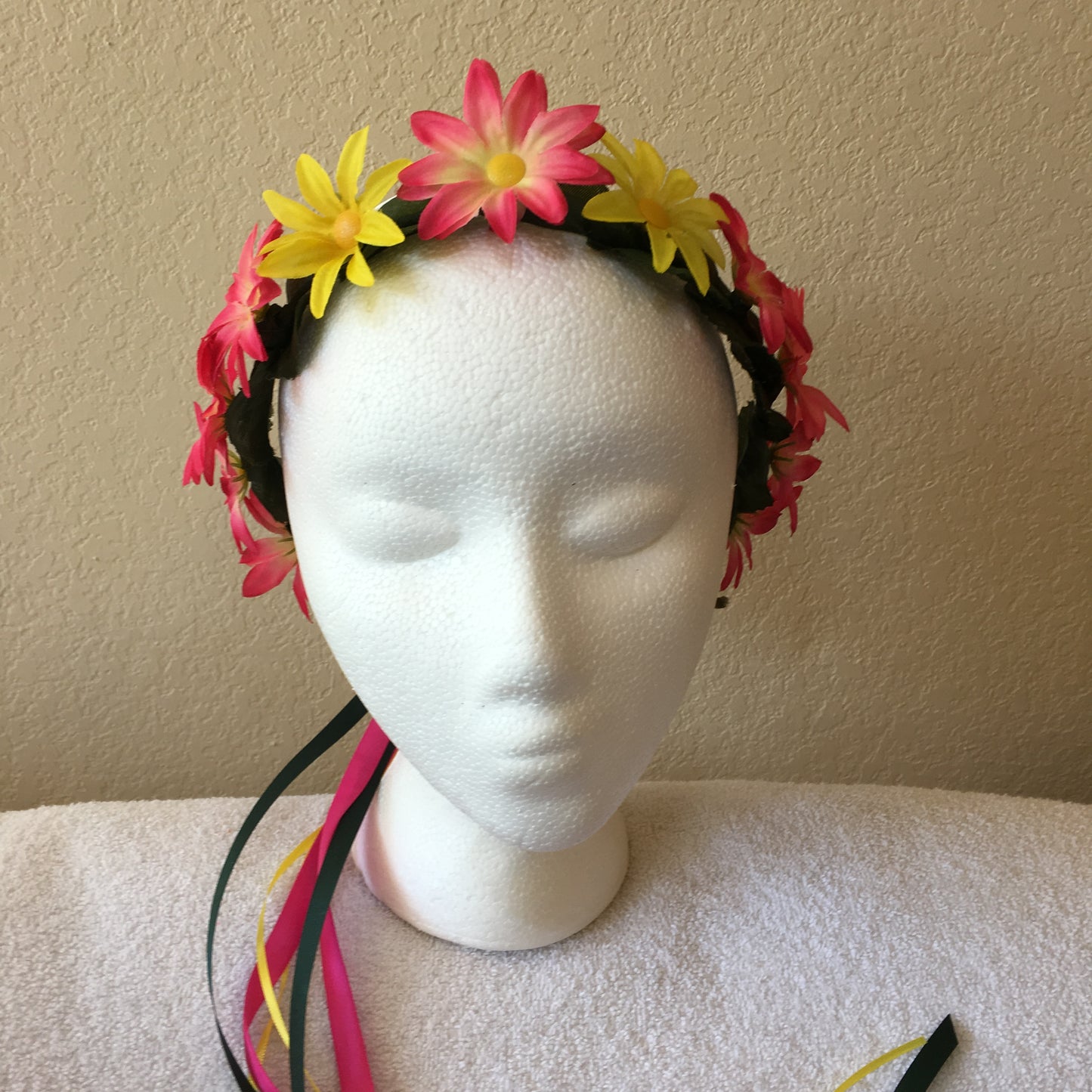 Small Wreath - Bright yellow daisies w/ pink to yellow daisies
