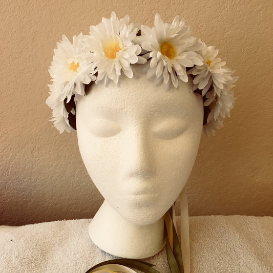 Small Wreath - White daisies w/ yellow centers