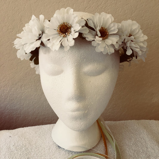 Small Wreath - White daisies w/ natural centers