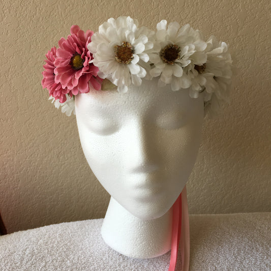 Small Wreath - White w/ 2 pink daisies