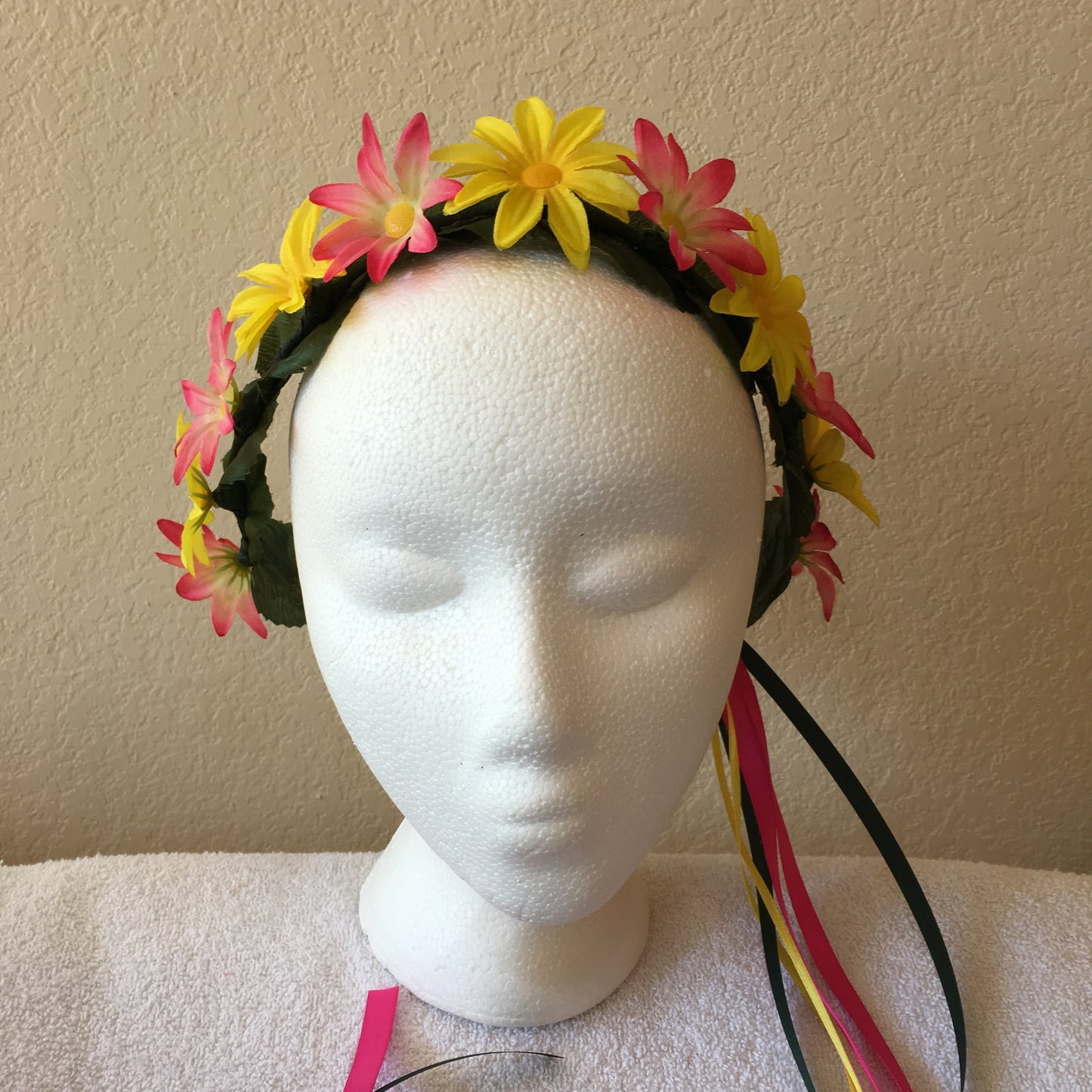 Small Wreath - All yellow daisies w/ pink to yellow daisies