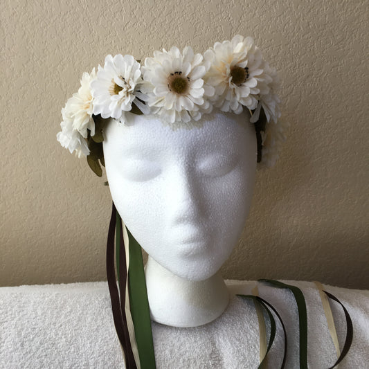 Small Wreath - White fluffy daisies w/ green centers