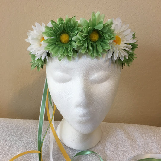 Small Wreath - Green daisies w/ two white daisies