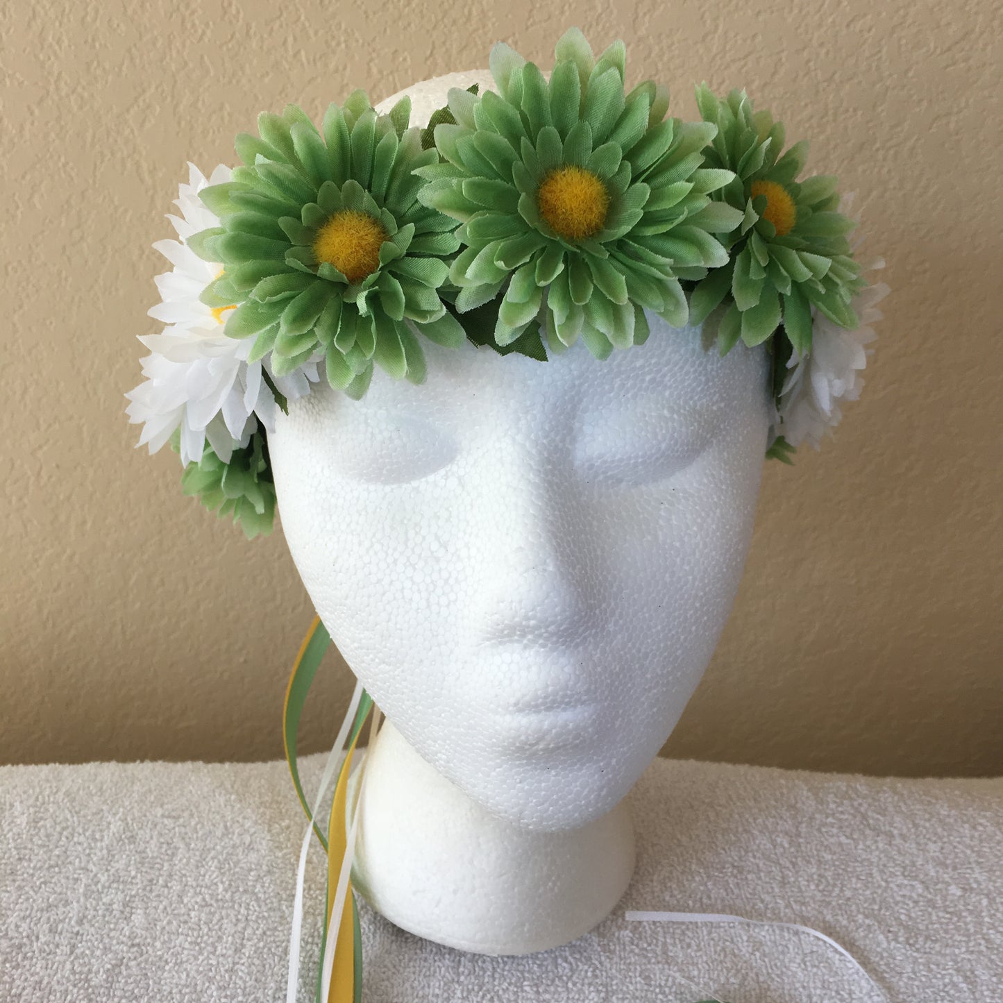 Small Wreath - Three center mint green daisies w/ daisies accents