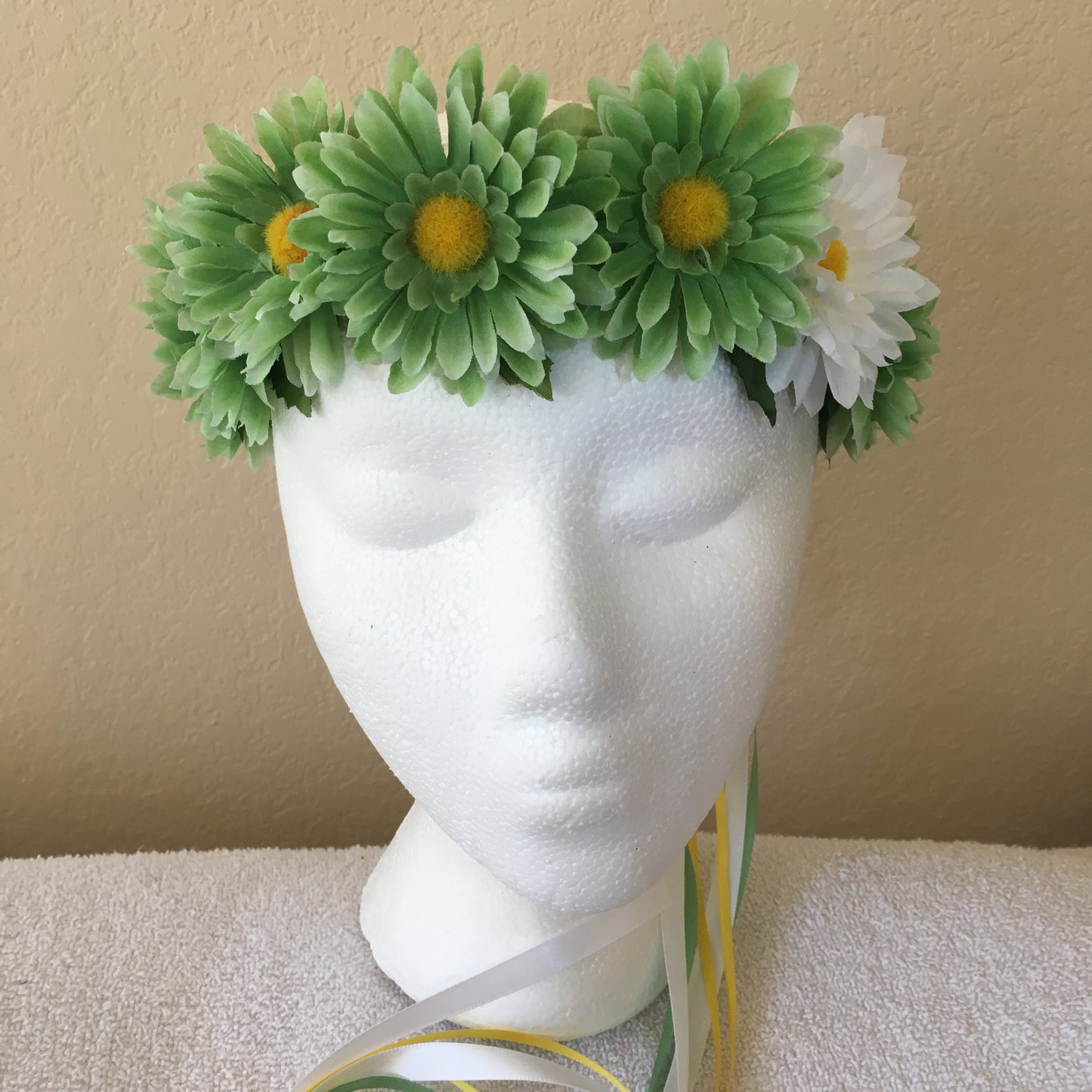 Small Wreath - Mint green daisies w/ one white accent daisy
