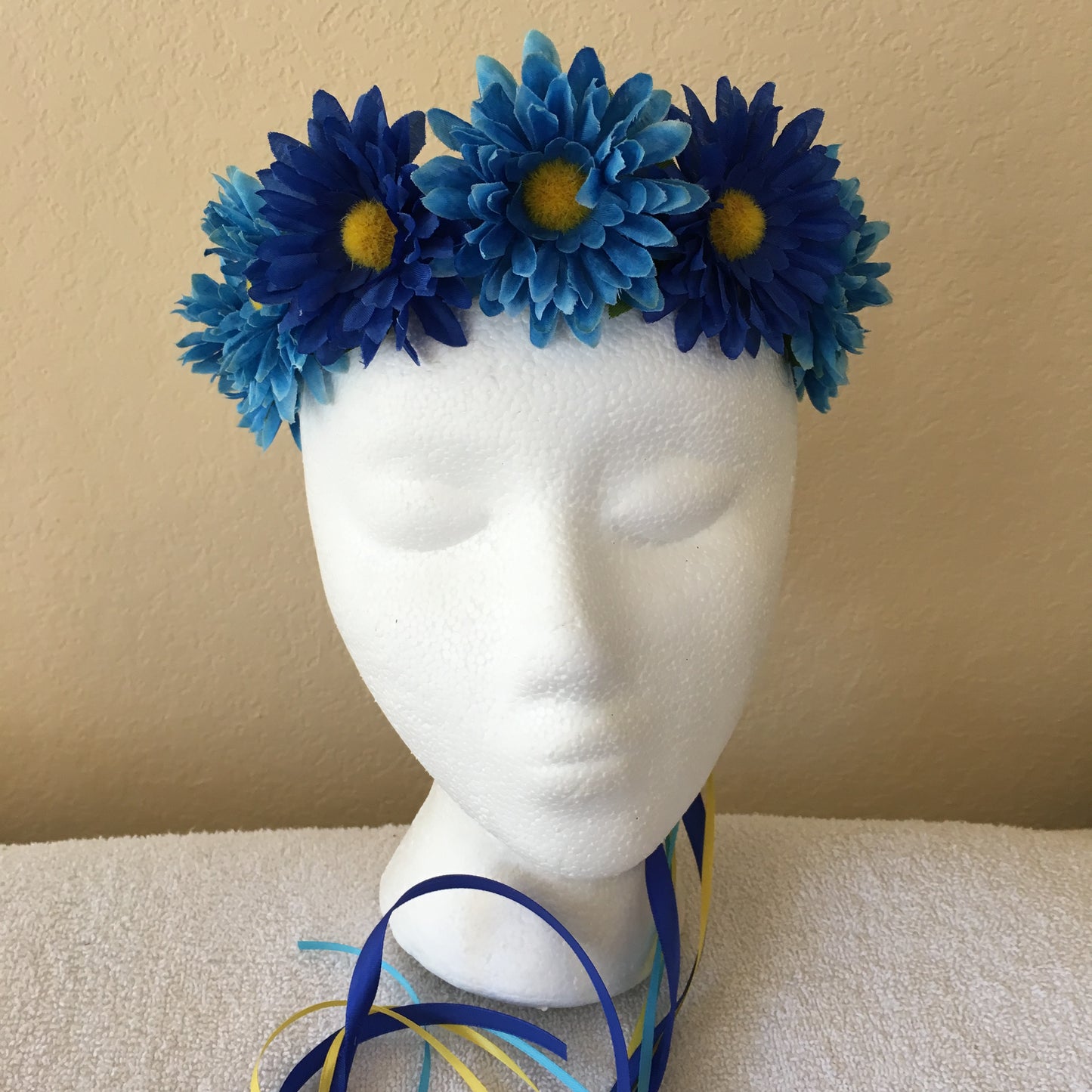 Small Wreath - Light & dark blue patterned daisies