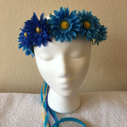 Small Wreath - Light & dark blue daisies w/ two sparkly centers