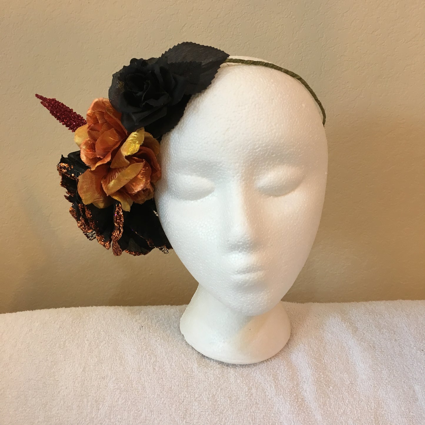 Side Wreath - Shiny orange & black w/ red pointed accents