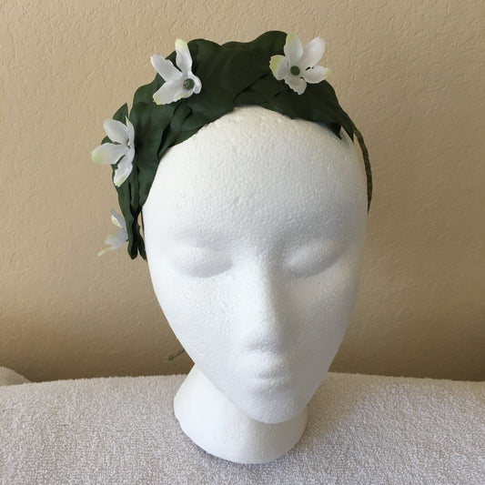 Side Wreath (Leaf) - Medium green leaves w/ medium white accent flowers