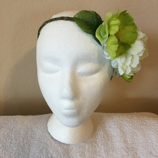 Side Wreath - Bright green flowers & one pale flower